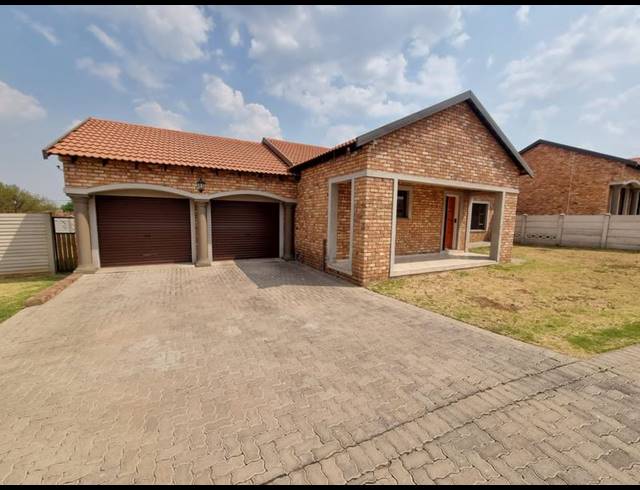 3 BEDROOM TOWNHOUSE FOR SALE IN KOOKRUS